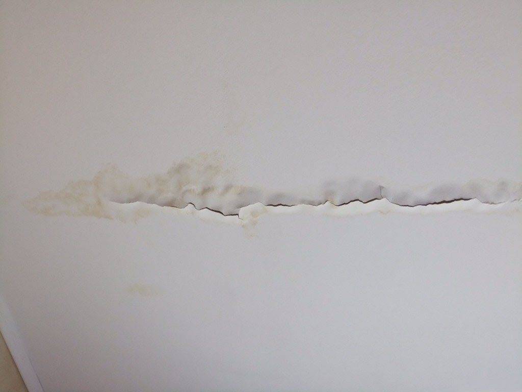 Как можно удалить следы желтых пятен на стене и потолке своими руками