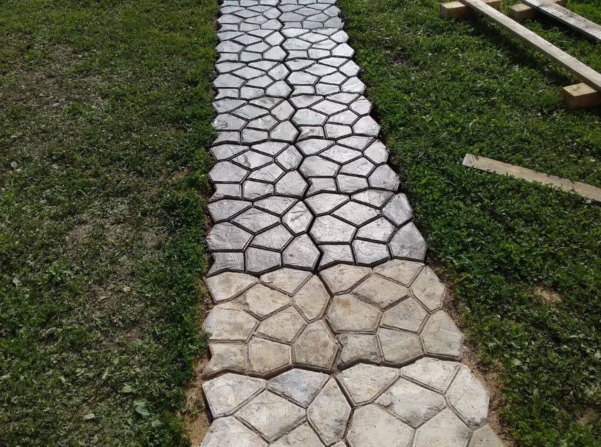 Садовые дорожки из бетона на даче: как залить с формой, сделать под камень
 - 18 фото