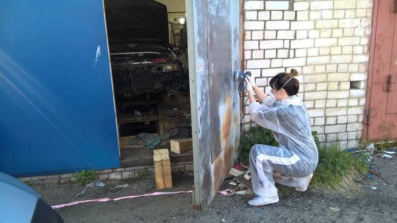 Покраска гаража своими руками: советы по окрашиванию металлического, кирпичного, бетонного и ворот- советы +видео и фото