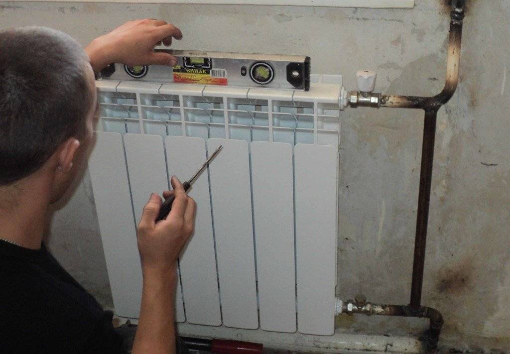 Правильная установка радиаторов отопления: правила монтажа батарей в квартире своими руками, как правильно установить по нормам