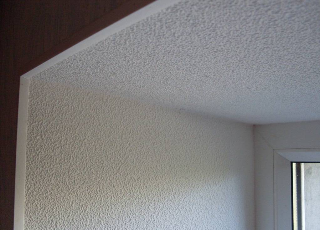 Как наклеить обои на потолок: пошаговая инструкция