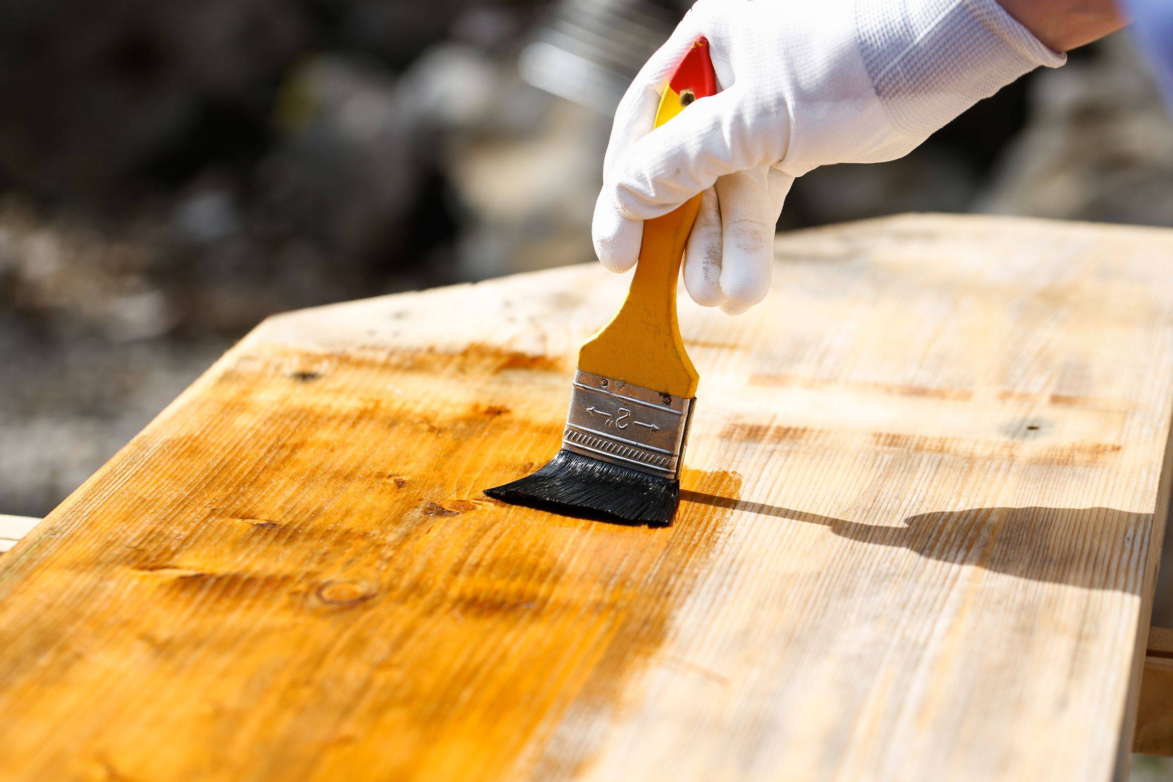 Выбор и правила нанесения масла для древесины
