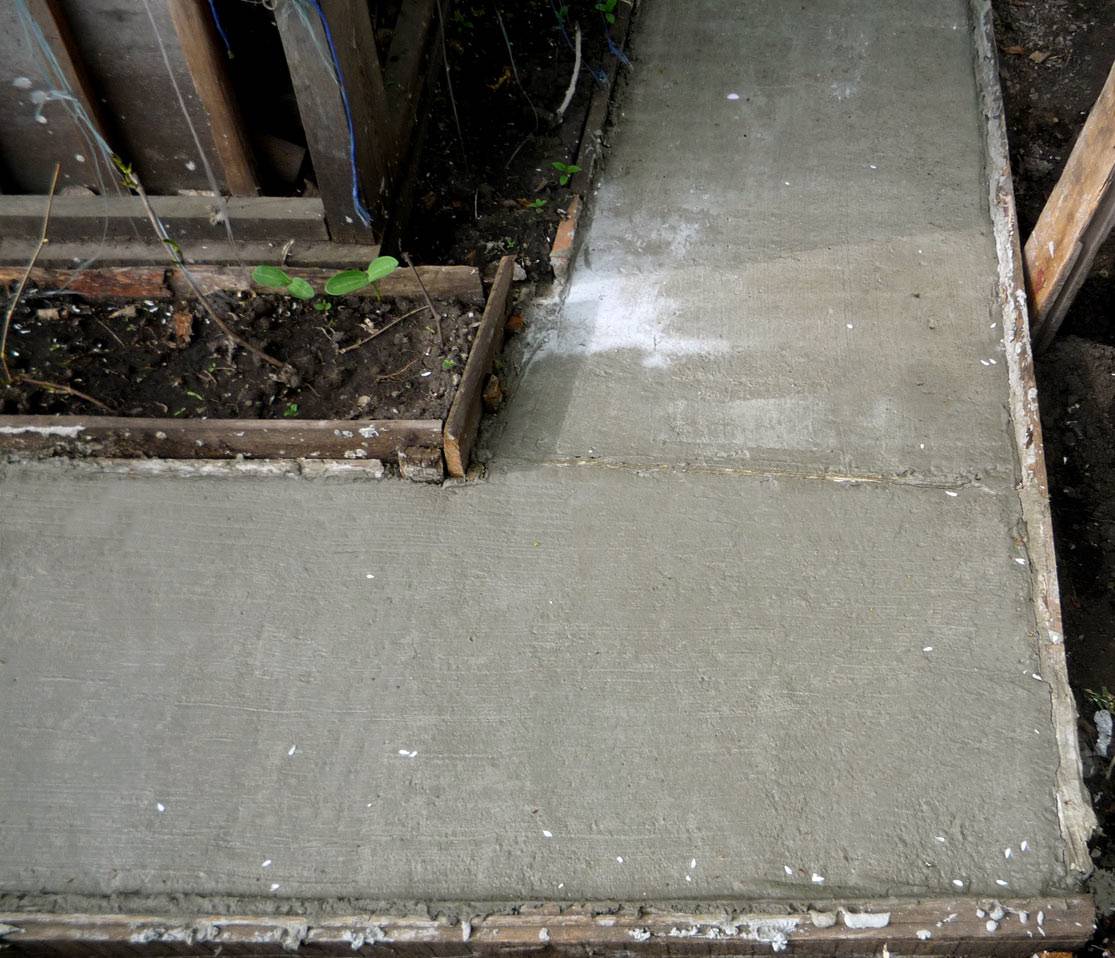 Делаем красивые дорожки из бетона: пошаговая инструкция и секреты изготовления