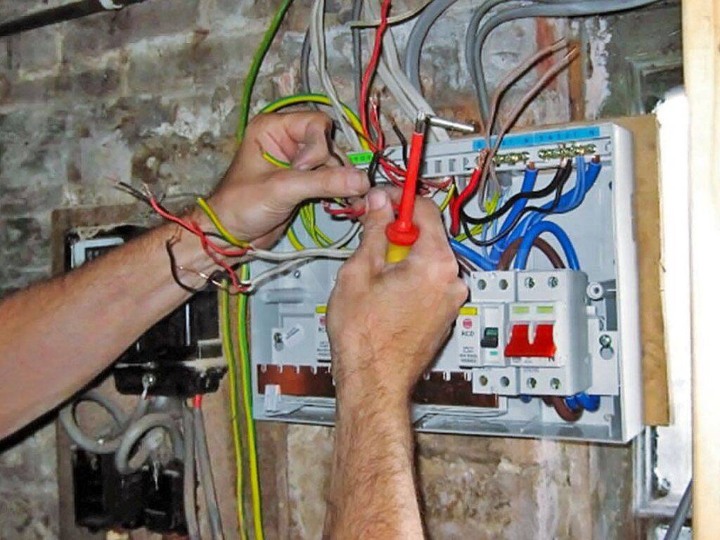 Замена электропроводки в квартире своими руками пошагово — как правильно поменять проводку