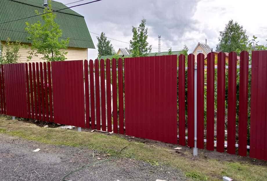 Забор из профлиста своими руками + в чем опасность таких оград