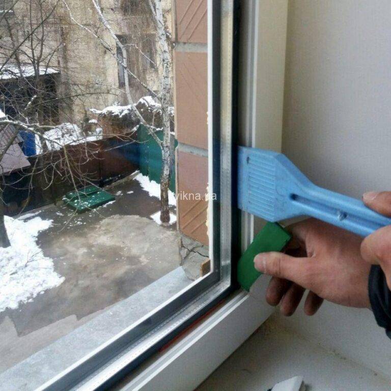 Как вставить разбитое стекло в окно