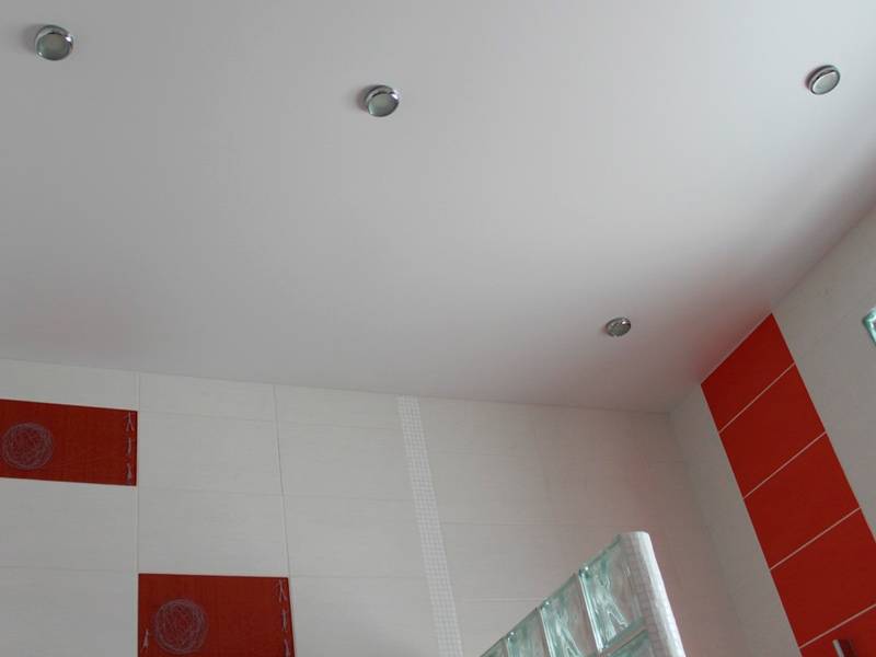 Натяжной потолок в ванной — плюсы и минусы