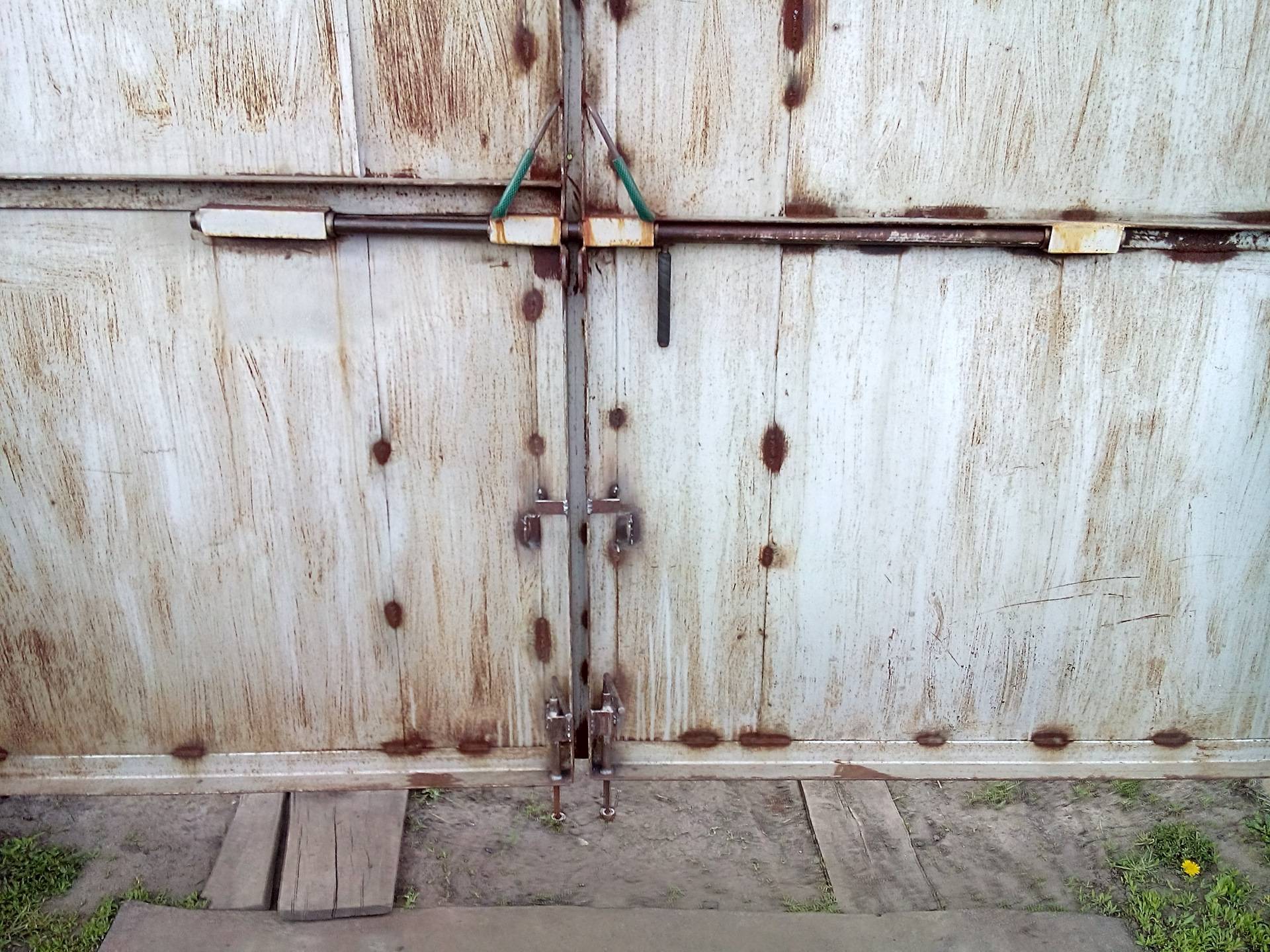 Засов на ворота своими руками: как сделать для распашных гаражных конструкций, фото и видео