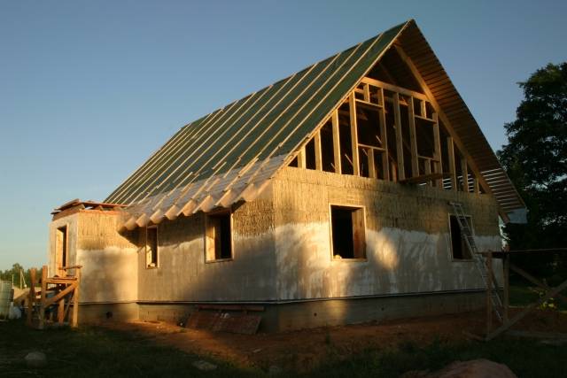 Из щепы, соломы, дров и глины. пять технологий для строительства дешевого дома своими руками