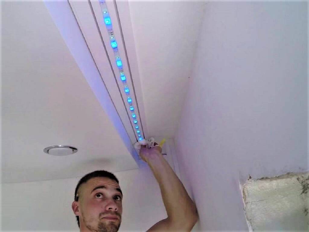 Как сделать подсветку натяжного потолка светодиодной лентой
