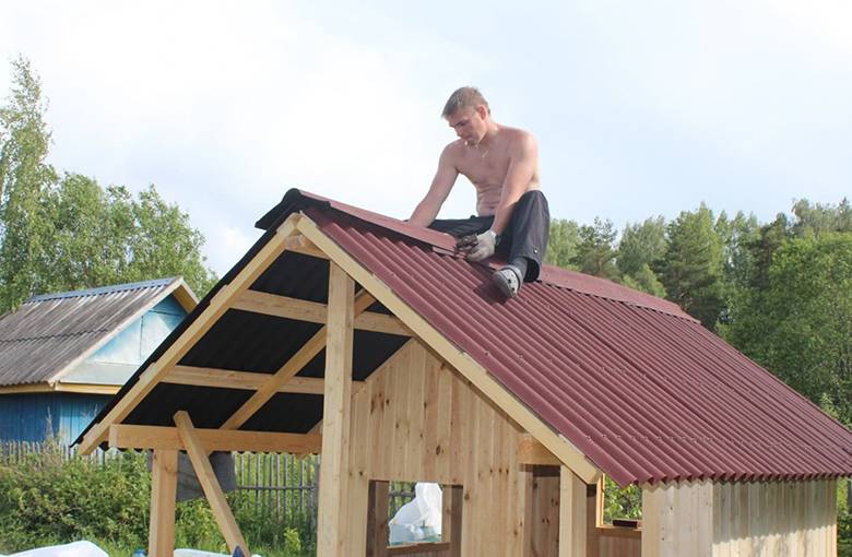 Чем дешевле покрыть крышу дома