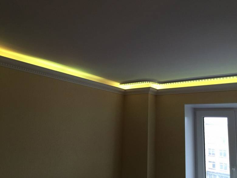 Как правильно установить подсветку из светодиодной ленты под натяжной потолок