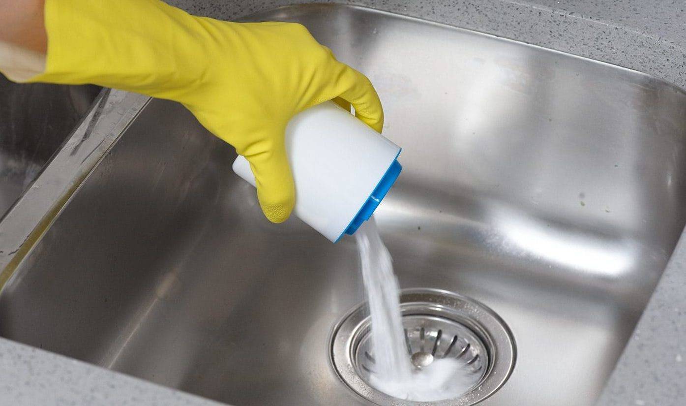 Как прочистить канализацию своими руками и в каких случаях стоит вызвать сантехника