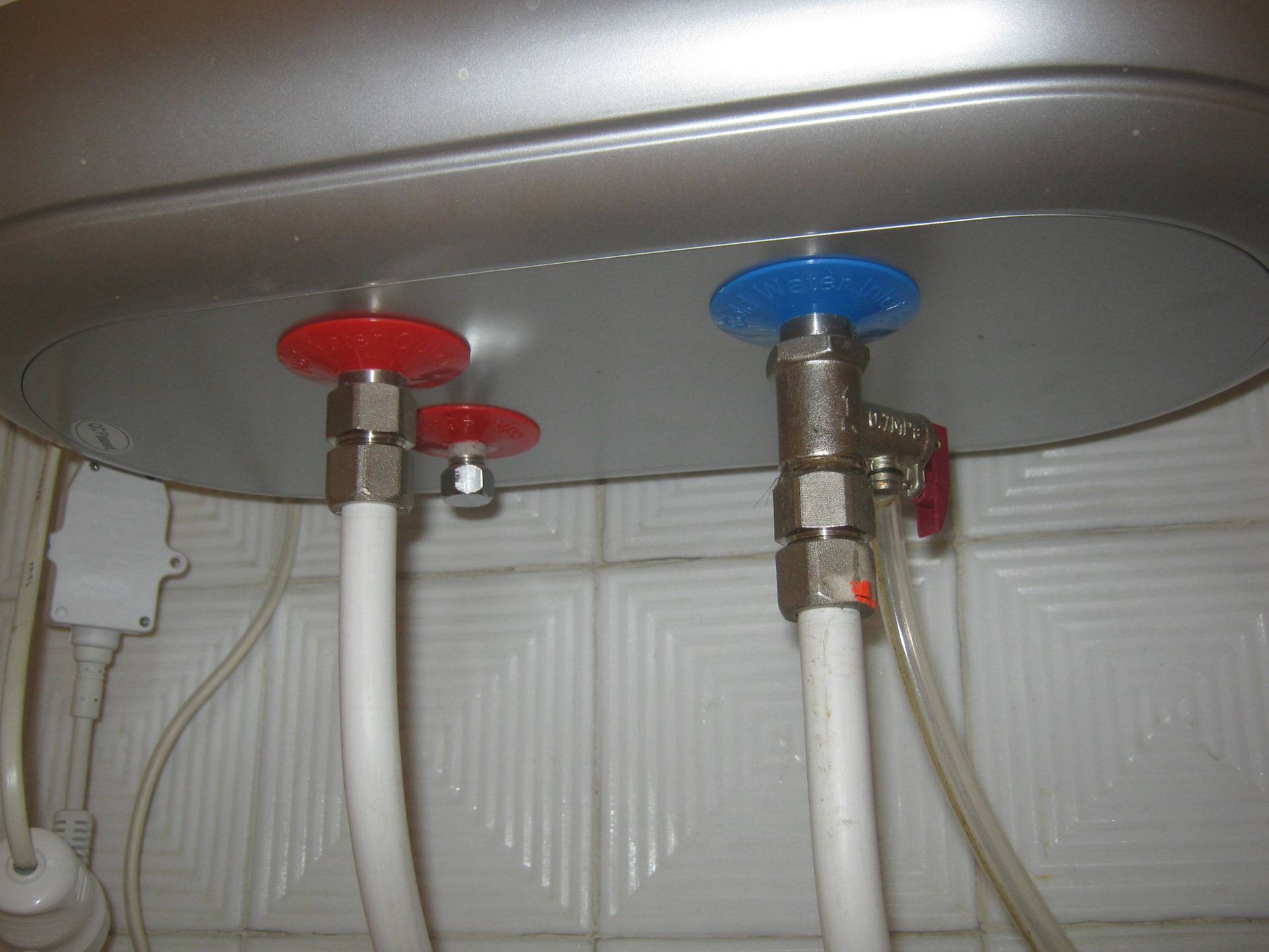Как слить воду из бойлера: пошаговые инструкции для водонагревателей разных производителей